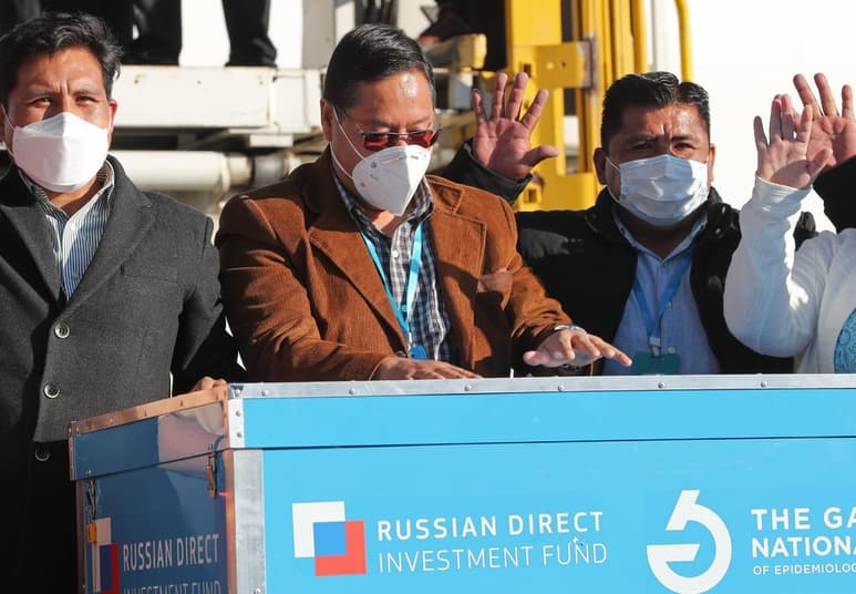La gestión de los primeros cien días del Gobierno del presidente de Bolivia, Luis Arce (c), ha estado centrada en el inicio de la vacunación contra la COVID-19, la campaña de las elecciones subnacionales, polémicas sobre algunas de sus medidas económicas y fuertes críticas a una 'amnistía' a quienes se consideren 'perseguidos' por el anterior Gobierno transitorio. (ARCHIVO)