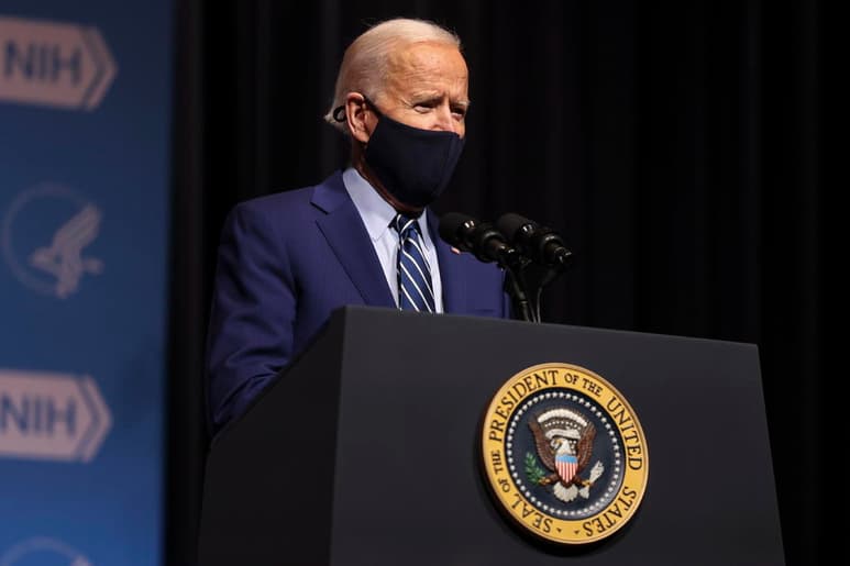 El presidente estadounidense, Joe Biden, anunció este martes nuevas medidas de alivio económico y aceleración de la distribución de las vacunas contra la COVID-19 con el objetivo de retomar la iniciativa tras el fin del juicio político a su predecesor, Donald Trump. (ARCHIVO)