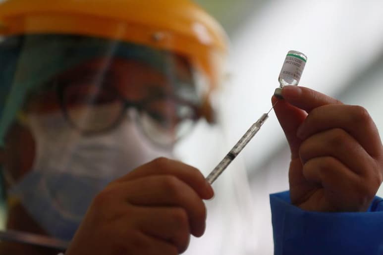 En plena segunda ola de contagios de coronavirus, un nuevo terremoto político sacude el Perú, luego de destaparse un escándalo de vacunaciones secretas que, antes de la campaña oficial de inmunización, benefició a altos cargos y servidores públicos. (ARCHIVO)