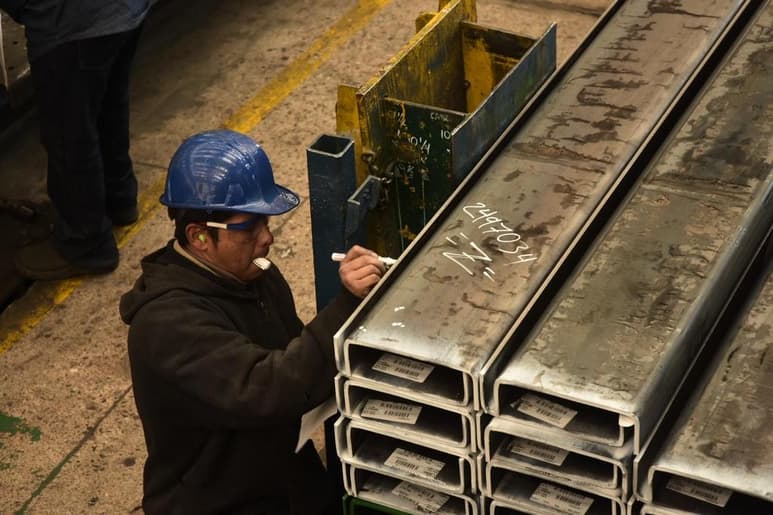 El ausentismo alcanzó un 50 por ciento de la planta productiva debido a la suspensión del transporte colectivo, al cierre de calles, carreteras y puentes y fallas de vehículos particulares, indicó.