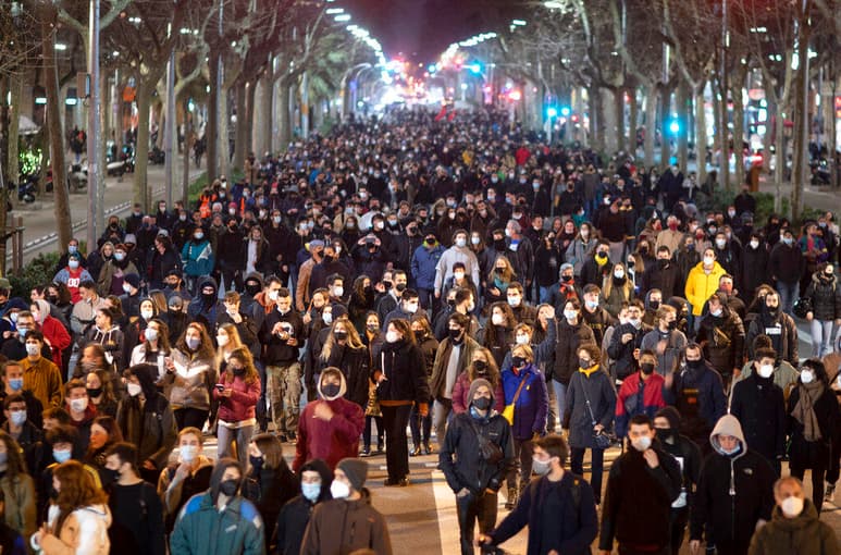 Miles de personas se manifestaron hoy en diversas ciudades españolas, en las que se registraron incidentes y detenciones, en protesta por el arresto del rapero español Pablo Hasel, tras encerrarse en la Universidad de Lérida (noreste) para evitar su encarcelamiento, tras ser condenado por delitos de enaltecimiento del terrorismo e injurias a la Corona. (AP)