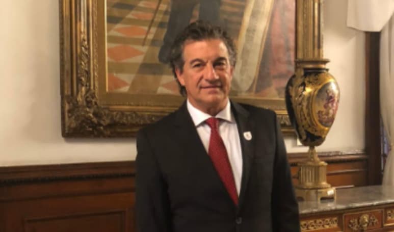Después de sufrir un infarto, Rubén Omar Romano compartió en sus redes sociales un mensaje de agradecimiento, acompañado de una fotografía en su habitación dentro del hospital, luego de la intervención para solucionar un problema cardíaco. En dicha fotografía, el técnico está en la cama y frente a él hay un televisor en el que observaba el partido de la Champions League entre el Barcelona y el PSG.
(ESPECIAL)