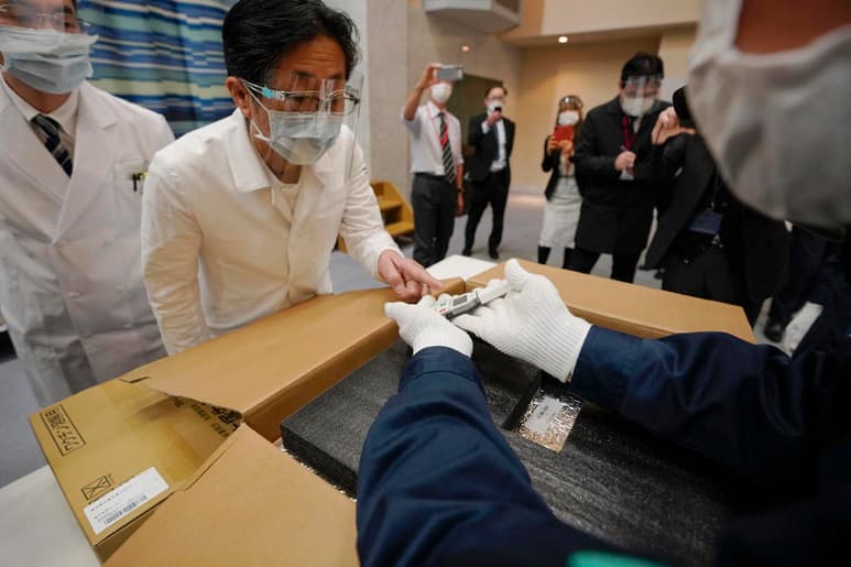 Japón inició este miércoles su campaña de vacunación contra la COVID-19 en un hospital público de Tokio, con una primera fase en la que espera inocular a 40,000 sanitarios del país. (ARCHIVO)
