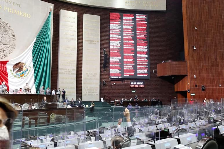 Los coordinadores parlamentarios del PRI y del PRD en la Cámara de Diputados adelantaron que no ven disposición del grupo parlamentario mayoritario de Morena de hacerle cambios a la iniciativa preferente del presidente Andrés Manuel López Obrador en materia eléctrica, y acusaron que con este proyecto se estaría legislando de manera ideológica e irresponsable y pidieron retirarla. (ARCHIVO)
