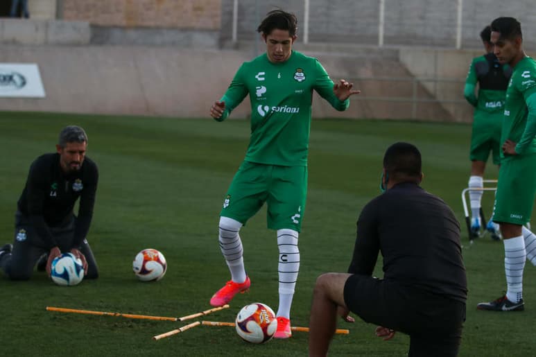 Alan Cervantes es ha vuelto una pieza fundamental en el esquema de Guillermo Almada; ha jugado todos los minutos del torneo. (CORTESÍA SANTOS)