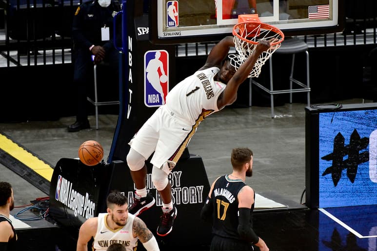 Zion Williamson clava el balón durante el partido de ayer. (AP)