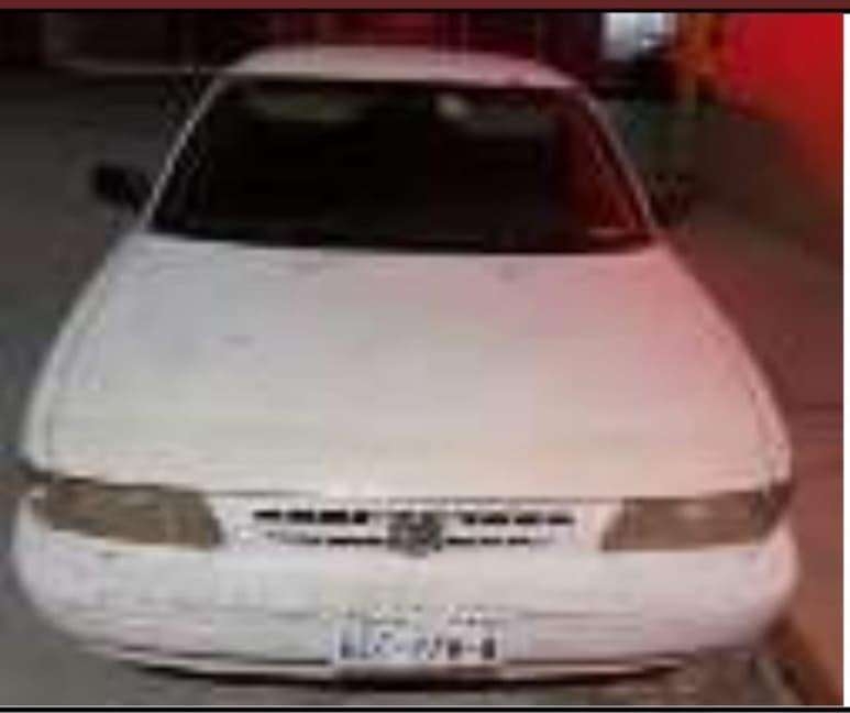 Se trata de un auto de la marca Nissan línea Tsuru en color blanco modelo 2004. (EL SIGLO DE TORREÓN)