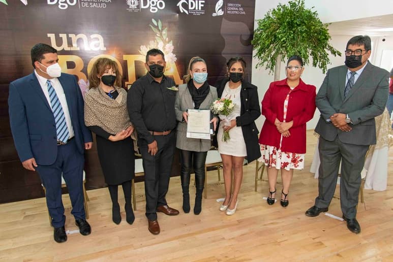 Cinco parejas de los municipios de Gómez Palacio y Lerdo formalizaron su unión mediante el programa 'Una boda para todos'.