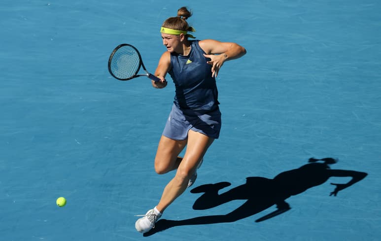 Karolina Muchova reaccionó tras perder el primer set, y se impuso 1-6, 6-3, 6-2 a Ashleigh Barty. (AP)