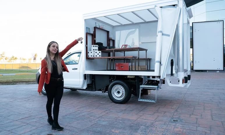 Hace unos meses la profesora se viralizó en redes gracias a que adaptó la parte trasera de su camioneta como un salón de clases (ESPECIAL)