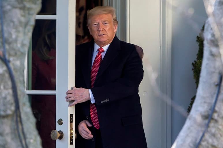 El helipuerto construido en 2017 en Mar-a-Lago, el club privado del sur de Florida donde reside el expresidente Donald Trump desde que dejó la Casa Blanca, ya fue demolido cumpliendo una orden municipal, informaron este miércoles medios locales. (ARCHIVO)