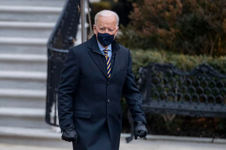 El presidente Joe Biden prometió que la mayoría de las escuelas primarias de Estados Unidos estarán abiertas cinco días a la semana al cabo de sus primeros 100 días en funciones. El gobierno había recibido críticas cuando sus colaboradores dijeron que se consideraría que una escuela estaba abierta si realizaba clases presenciales una vez por semana. (ARCHIVO)