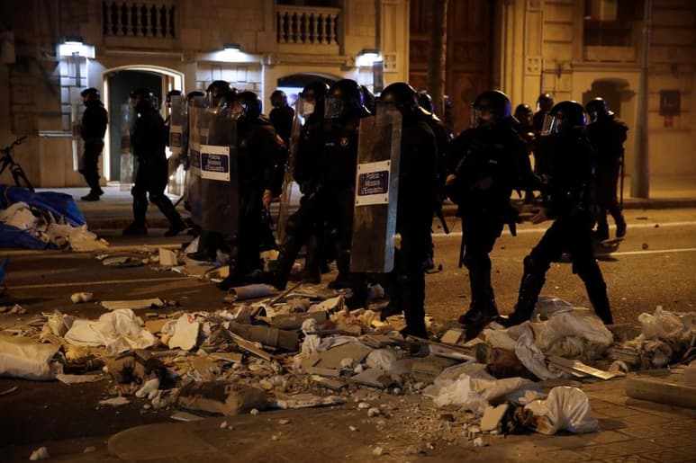 Catorce personas fueron detenidas en protestas violentas en varias ciudades españolas tras la detención del rapero Pablo Hasél, según la policía. El artista se había atrincherado el martes en una universidad con decenas de seguidores para evitar ir a prisión y llamar la atención sobre su campaña en defensa de la libertad de expresión. (ARCHIVO)