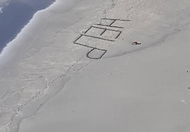 Debido a la pandemia, no hay mucha gente en la zona, así que fue casi un milagro que vieran su mensaje. (INTERNET)