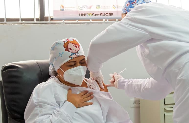 El marcado descenso en los casos diarios mundiales de COVID-19, que se han reducido a la cuarta parte en dos meses, no se debe todavía a las vacunaciones, advirtió hoy el responsable de Emergencias Sanitarias de la Organización Mundial de la Salud (OMS), Mike Ryan, quien pidió mantener por ello la cautela. (ARCHIVO)