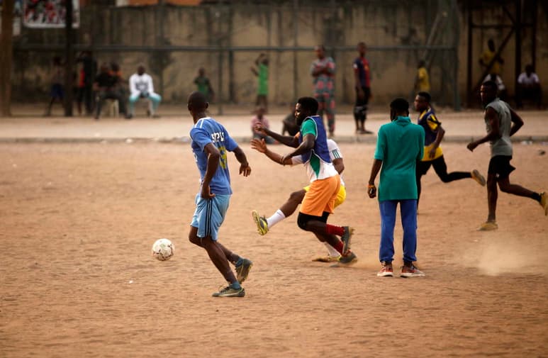 Hombres armados atacaron un colegio la madrugada de este miércoles en el estado de Niger, en el oeste de Nigeria, y secuestraron al menos a 28 estudiantes y a un número todavía indeterminado de profesores y familiares de estos, confirmaron a Efe fuentes oficiales. (ARCHIVO)