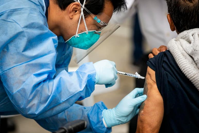 Los científicos estadounidenses podrían obtener mayor capacidad para identificar mutaciones del coronavirus potencialmente más letales bajo un proyecto de ley que avanza en el Congreso y que podría proporcionar 1,750 millones de dólares para secuenciación genómica. (ARCHIVO)