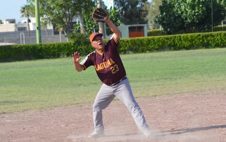 Tras concluir la primera vuelta de su temporada, la Liga de Beisbol Súper Máster de La Laguna continúa entregando estupendos juegos y en su séptima jornada ya entregó a sus primeros equipos clasificados a los playoffs. (ARCHIVO)