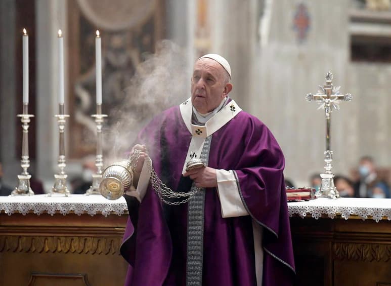El papa Francisco conmemoró el Miércoles de Ceniza, pero con una ceremonia reducida y escasa concurrencia debido a la pandemia del coronavirus. (EFE)
