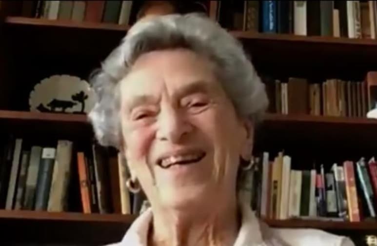 Fran Goldman, una mujer de 90 años de edad se volvió viral esta semana tras darse a conocer su anécdota de su caminata de 10 kilómetros en la nieve para poder recibir la vacuna contra el COVID-19. (Especial)