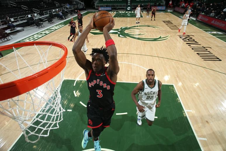 La ausencia por lesión del base titular Kyle Lowry, el líder de los Toronto Raptors, a partir del tercer periodo no impidió al equipo canadiense aprovecharse de la baja forma en la que se encuentran los Milwaukee Bucks, a los que ganaron a domicilio 113-124 y propinaron la cuarta derrota consecutiva.
(ESPECIAL)