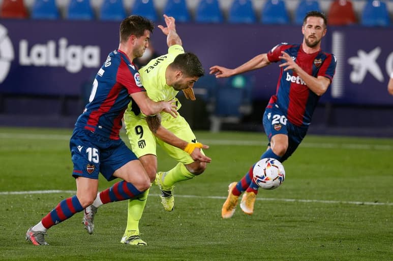 El líder Atlético de Madrid vio frenada su trayectoria con un empate en el Ciutat de Valéncia donde el Levante, agazapado primero y más suelto después, supo atenazar a los jugadores clave del equipo madrileño, que no fue capaz de reflejar en el marcador las fases de superioridad que tuvo en el encuentro. (ESPECIAL)
