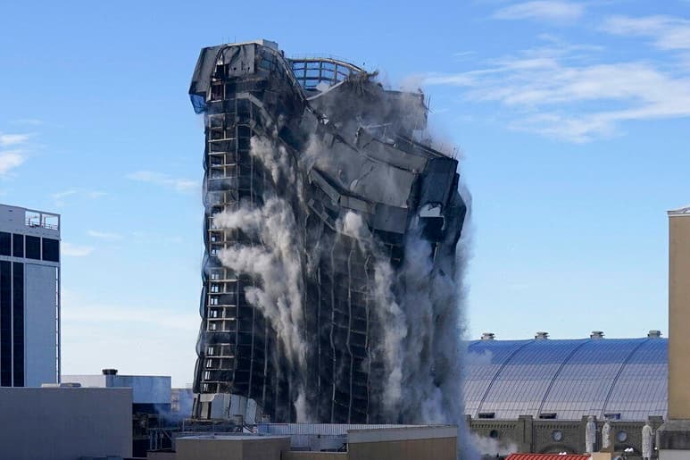 Un lugar en el Boardwalk de Atlantic City donde estrellas del cine, el deporte y el rock solían ir de fiesta —y un futuro presidente afiló su habilidad para la bravata y la exageración— quedó reducido a una montaña polvorienta de escombros el miércoles. (ESPECIAL)