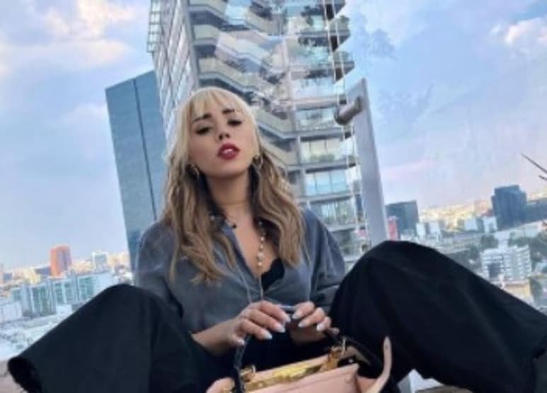 Este miércoles Danna Paola enamoró a sus seguidores de Instagram con una serie de fotografías disfrutando del sol y alberca con amigos. (Instagram)
