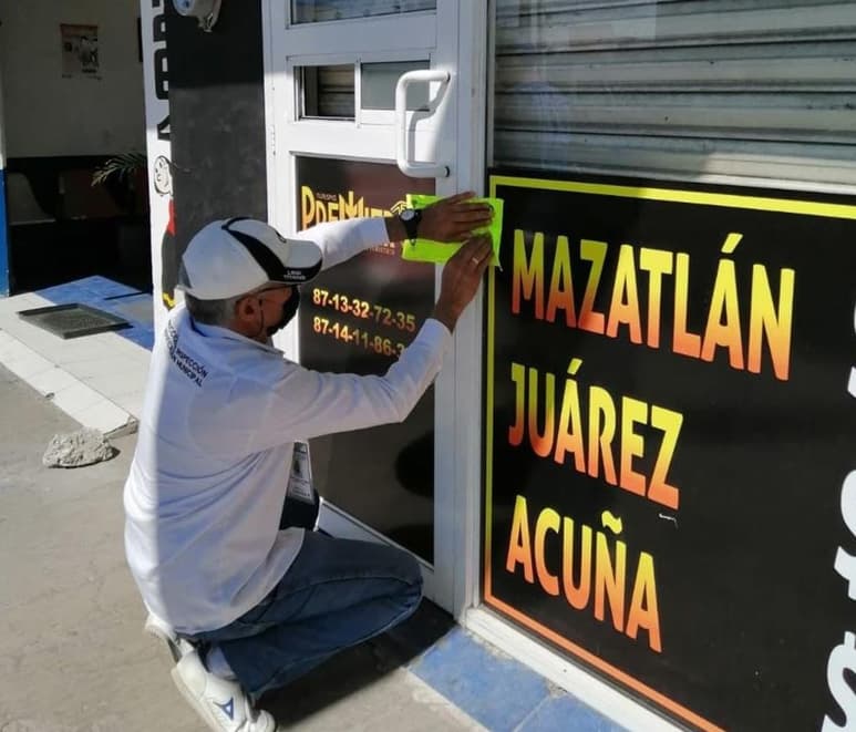 Siguen las acciones de regulación sanitaria de parte de las autoridades en la Comarca Lagunera, durante este miércoles fue clausurada una central de camiones en pleno sector centro de Torreón. (CORTESÍA)