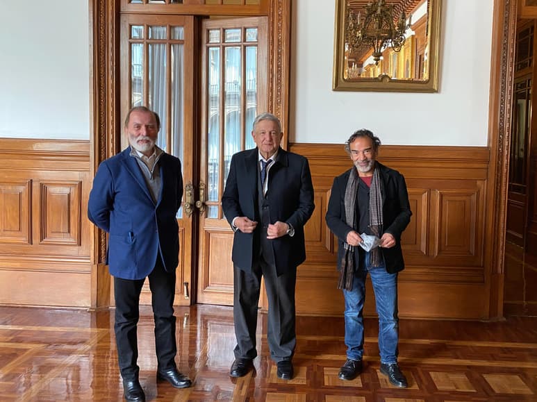 El presidente de México, Andrés Manuel López Obrador, presumió su encuentro con el cineasta mexicano Epigmenio Ibarra y el actor Damián Alcázar. (ESPECIAL)
