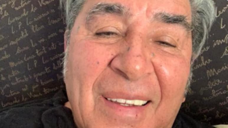 Tras ya casi un año de pandemia mundial derivada por el COVID-19, en algunos países se comenzó con el proceso de vacunación, del cual el exfutbolista y técnico, Carlos Reinoso ya fue parte en su primera dosis, así lo presumió el 'Maestro'. (ESPECIAL)