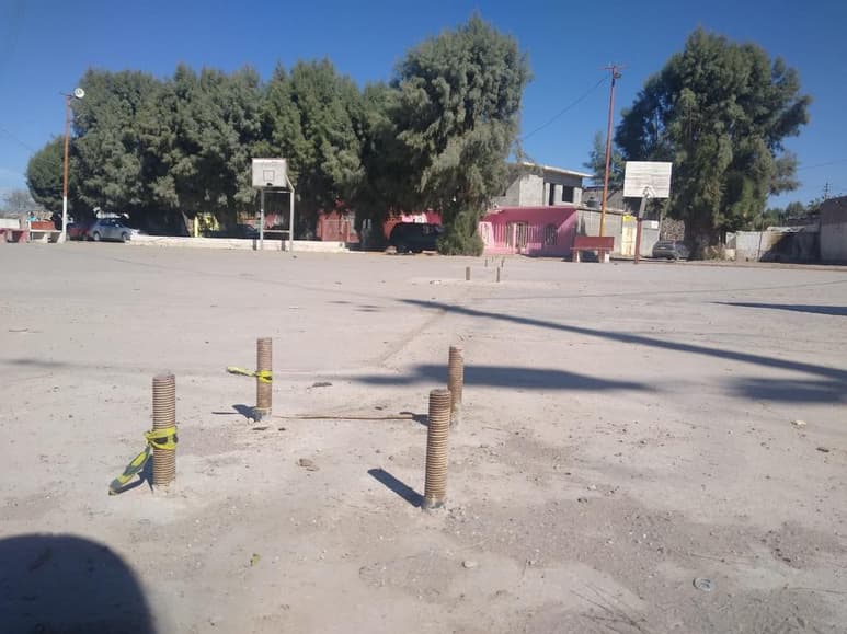 A mediados de septiembre se colocaron las bases donde se instalaría la estructura de la techumbre, pero ya no regresaron. (EL SIGLO DE TORREÓN)