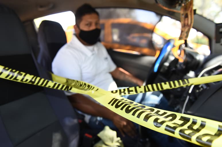 En reuniones del Subcomité de Salud se dictaminó prohibir el asiento de copiloto en los taxis y solo se les permite subir a dos pasajeros. (EL SIGLO DE TORREÓN)
