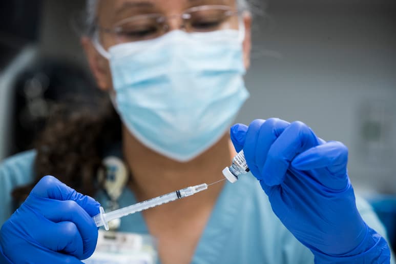 Los funcionarios de salud están luchando para proteger los congeladores llenos de vacunas. (ARCHIVO)