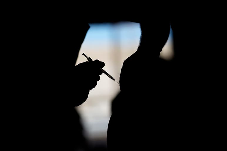 La OMS notificó 220,000 nuevos casos globales de COVID-19 en las últimas 24 horas. (AP)
