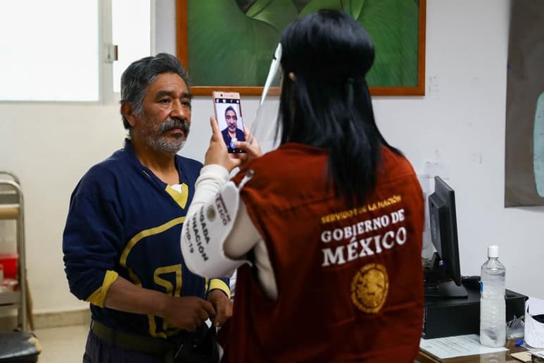 El jefe del Ejecutivo federal señaló que esto solo se hace para identificar que las personas tengan más de 60 años.