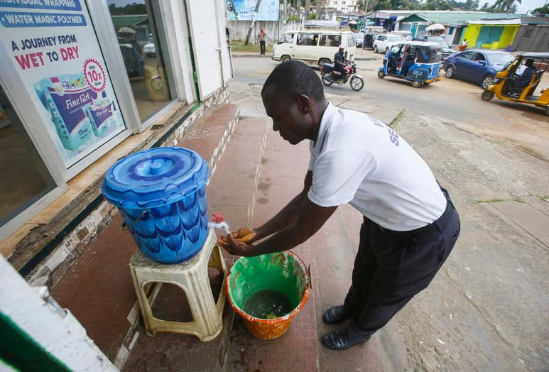 El 14 de febrero el Ministerio de Sanidad de Guinea informó a la OMS de que un grupo de personas se habían contagiado del virus del Ébola tras asistir al funeral de una enfermera en la región de Nzérékoré (sur del país).
(EFE)