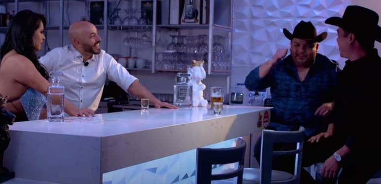 El icónico Lupillo Rivera hermanará a los creadores de los corridos de antaño y de hoy con el programa de entrevistas Época pesada, en el que hablarán de los desafíos musicales de este género mexicano por excelencia mientra se toman 'unos tragos'. (ESPECIAL)