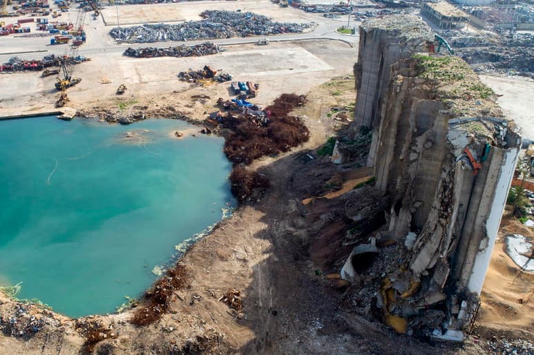 La corte superior de Líbano el jueves pidió al fiscal que investiga la gran explosión del año pasado en el puerto de Beirut que renuncie, tras los recursos legales presentados por altos funcionarios a los que había acusado de negligencia que provocó la detonación, dijeron un funcionario judicial y la agencia noticiosa oficial. (ARCHIVO) 
