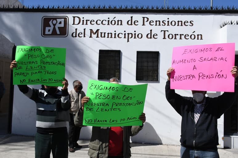 Fueron alrededor de 40 personas quienes en punto de las 11:00 horas se comenzaron a dar cita a las afueras de la Dirección de Pensiones, esto sobre la banqueta de la calle Ramón Corona entre las avenidas Abasolo y Ocampo.
(FERNANDO COMPEÁN)