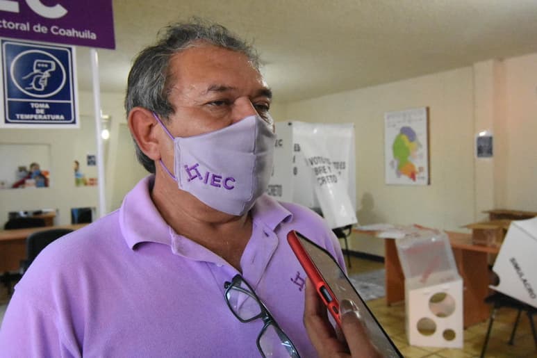 El titular del IEC en Monclova, Marco Antonio Galván, explicó que Roberto Ramos presentó el pasado 11 de febrero una carta renunciando a la precandidatura.