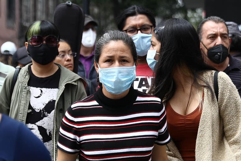 Siguen circulando mensajes en las redes sociales en los que se evidencia la confusión que aún produce el uso de las mascarillas quirúrgicas, sobre todo a la hora de elegir la capa de material que debe dar al exterior o aquella que debe ir hacia el rostro para disminuir el contagio del coronavirus. (ARCHIVO)