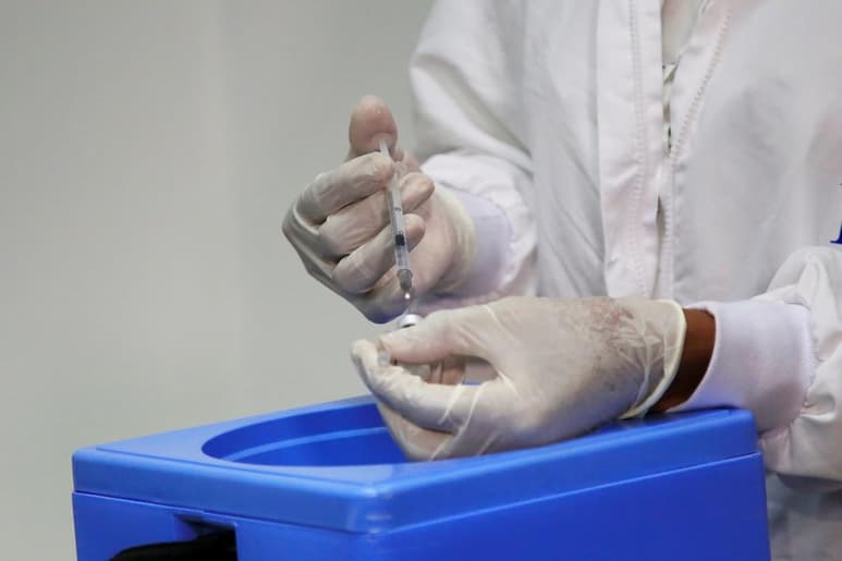 Estados Unidos donará 'inmediatamente' 2,000 millones de dólares para el desarrollo y la distribución equitativa de las vacunas contra la COVID-19 a nivel global, y aportará otros 2,000 millones más en los próximos meses, en un intento de asumir el liderazgo internacional contra la pandemia. (ARCHIVO)