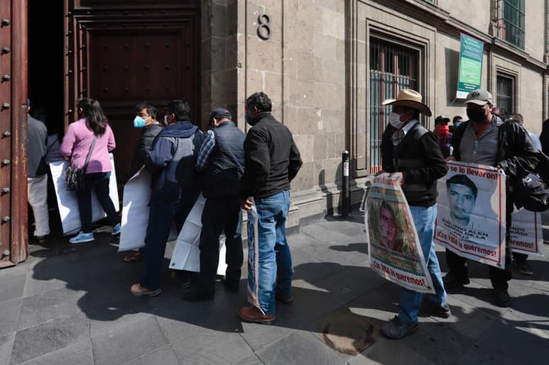 El gobierno federal envió 16 restos a la Universidad de Innsbruck en Austria para identificar si alguno corresponde a los 43 normalistas de Ayotzinapa desaparecidos en septiembre del 2014. (ARCHIVO)