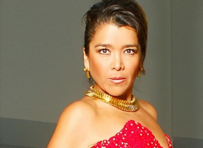 La soprano mexicana Violeta Dávalos falleció este jueves a los 52 años, informó hoy el INBA. La comunidad operística mexicana ha lamentado hoy el deceso de quien fue considerada como una de las mejores cantantes de su generación, perteneciente a una generación de intérpretes que conquistaron los escenarios nacionales e internacionales en los años 90. (Especial) 