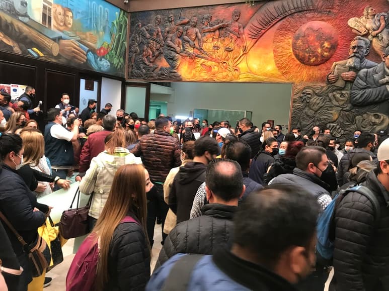Desde el lunes empezaron a manifestarse trabajadores de la EASE para demandar el pago pendiente de una quincena. (EL SIGLO DE TORREÓN)