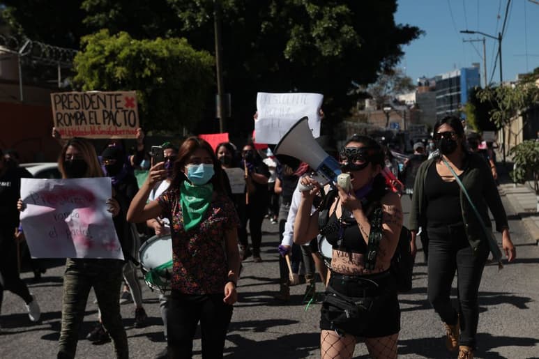 Alrededor de las 2 de la tarde un grupo de unas cien mujeres inició su marcha.
