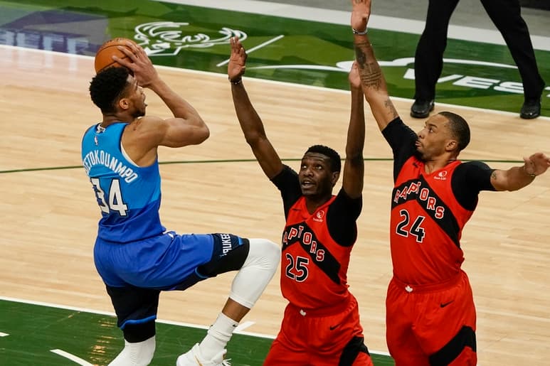 Giannis volvió a brillar por Milwaukee, pero su esfuerzo fue en vano. (AP)