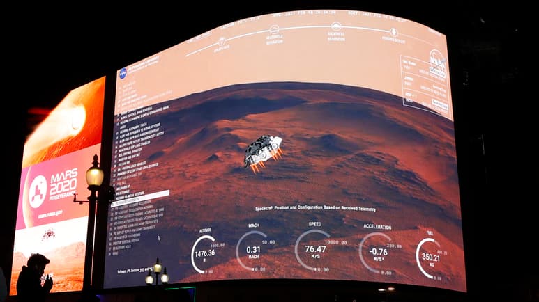 El robot, el quinto de la NASA en Marte después de Sojourner, Spirit, Opportunity y Curiosity, comenzó a rodar este jueves. (AP)