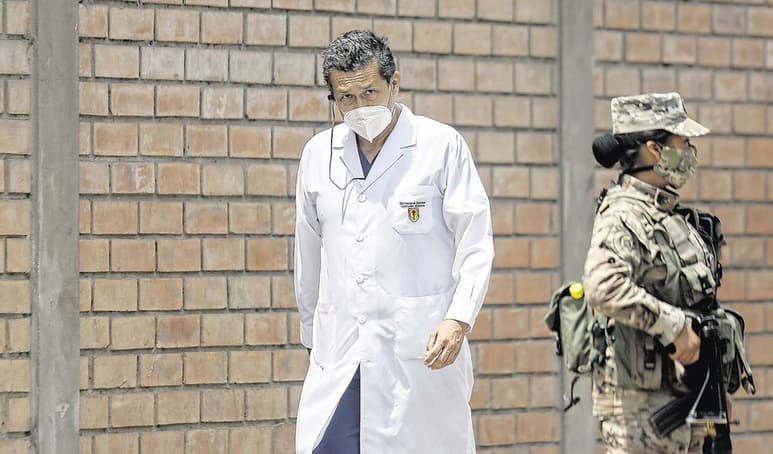 El investigador principal de los estudios de Sinopharm en Perú, Germán Málaga (c), fue suspendido. (ARCHIVO)